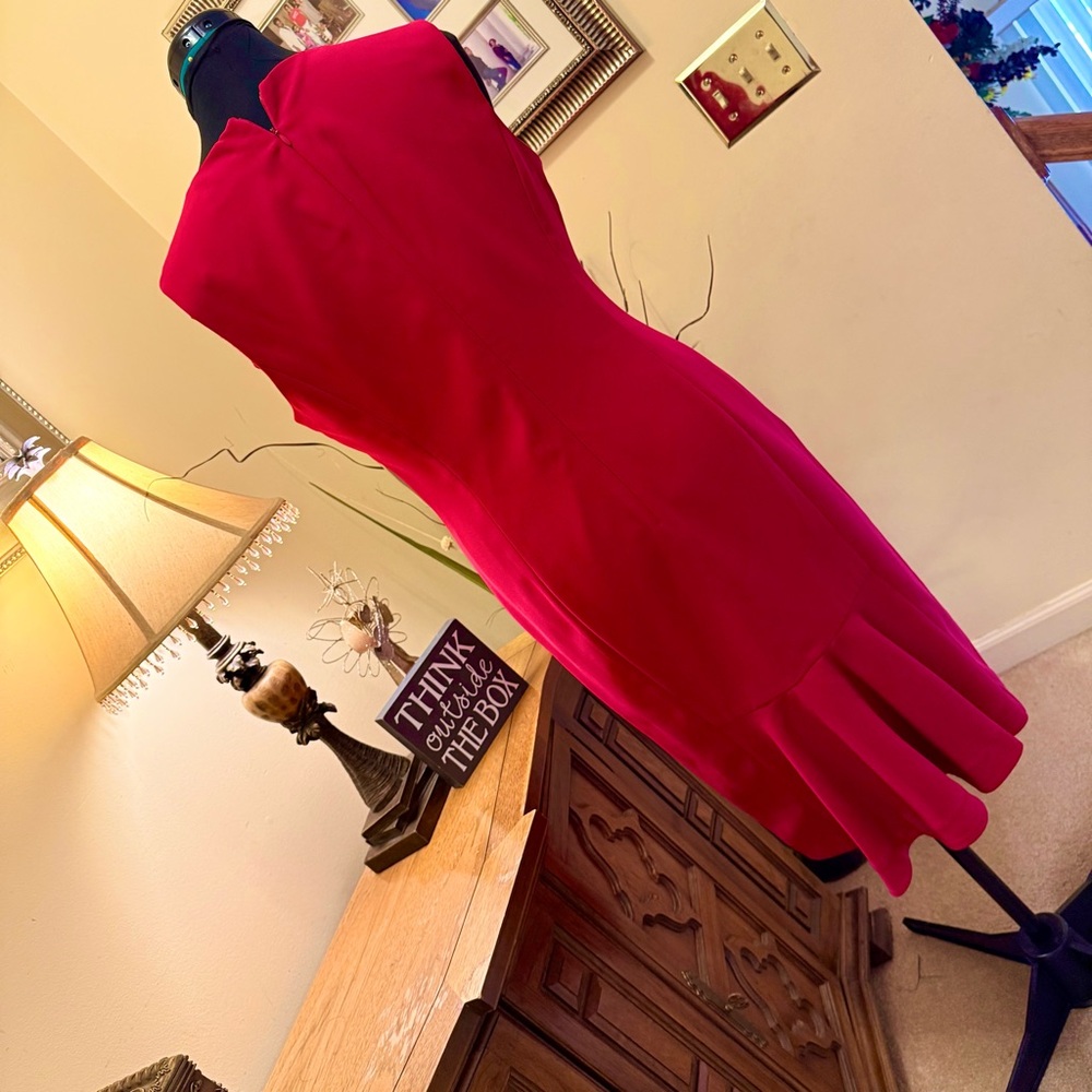 Elegant Red Sleeveless Tailored Dress - Picture 8 of 16